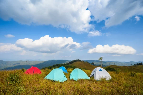 Camping op groen gras op Sanpakha, Nan — Stockfoto