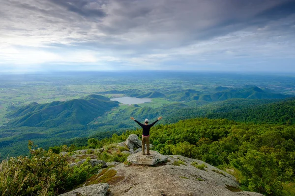 L'homme est debout sur une falaise sur la montagne Khao Luang dans le parc national Ramkhamhaeng — Photo