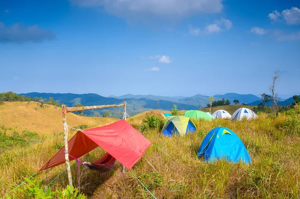 Zeltplatz auf grünem Gras auf Sanpakha — Stockfoto