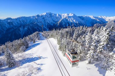 Shin-Hotaka Ropeway Hotaka dağının tepesine tırmandı.