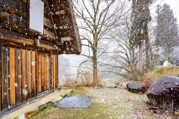 Winter van Shirakawago historisch dorp met sneeuw vallen — Stockfoto