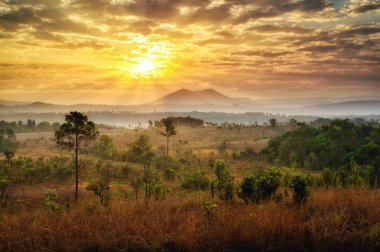 Thung Salaeng Luang 'ın Tayland Milli Parkı' nın arkasında güneş doğuyor.