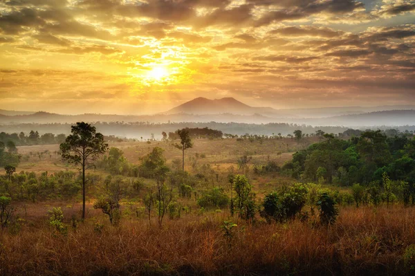 Solopgang Bag Bjergudsigt Thung Salaeng Luang Nationalpark Thailand - Stock-foto