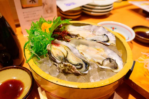 Verse Rauwe Oesters Ijs Houten Kom — Stockfoto