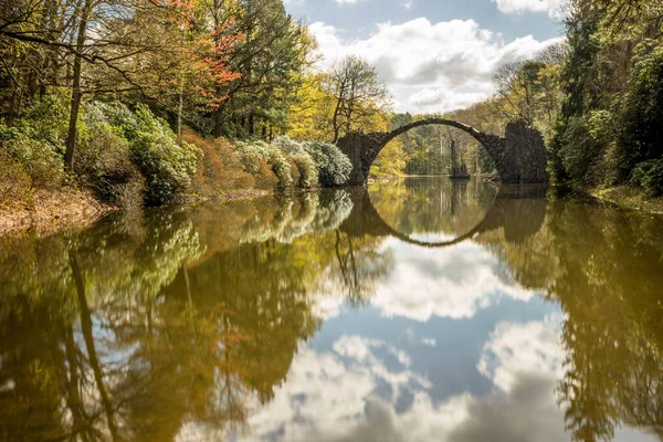 Rakotz Köprüsü Rakotzbrucke, Kromlau Almanya 'daki Şeytan Köprüsü