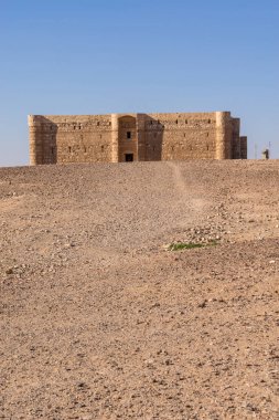 Qasr Al-Kharanah Ürdün 'de dimdik ayakta.