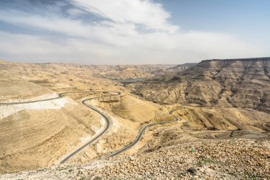 Mujib manzaralı vadideki kralın yolu. Lanet olsun, Jordan.
