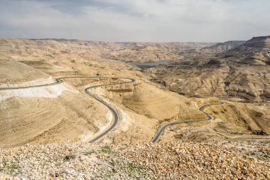 Mujib Vadisi 'nde Kralın yolu. Lanetli Jordan manzaralı.