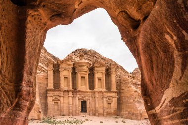 Ürdün Petra 'daki Ad Deir' in inanılmaz mağara manzarası