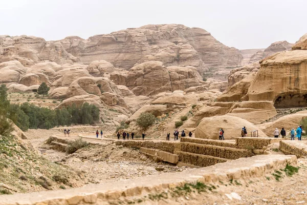 Turistler Petra, Ürdün 'e doğru yürüyorlar