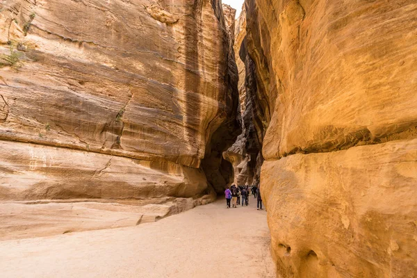 Turistler Petra, Ürdün 'de bir revinde yürüyorlar