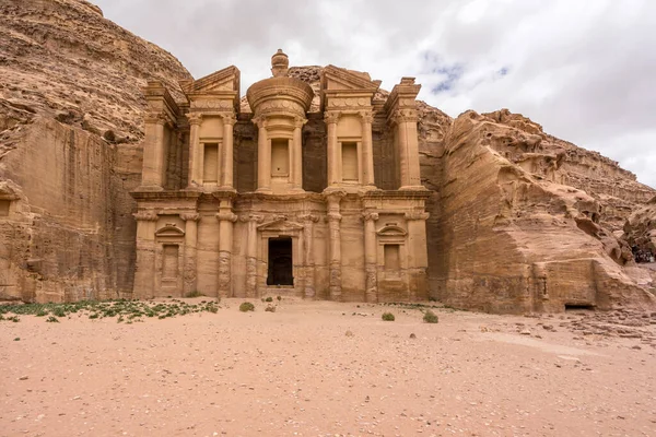 Ürdün Petra 'daki Ad Deir Tapınağı