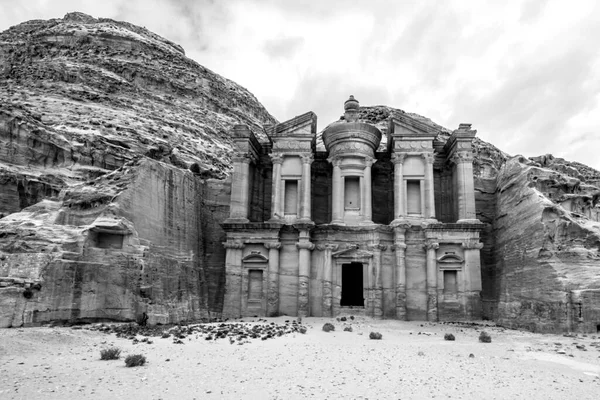 Petra, Ürdün 'deki Ad Deir' in ön görüntüsü, siyah ve beyaz