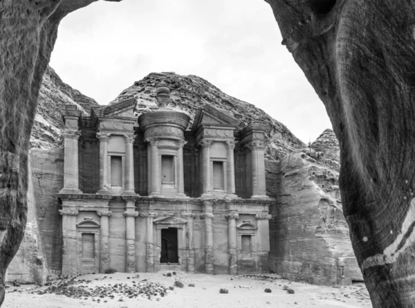 Petra 'daki Ad Deir' in siyah beyaz mağara manzarası, Ürdün