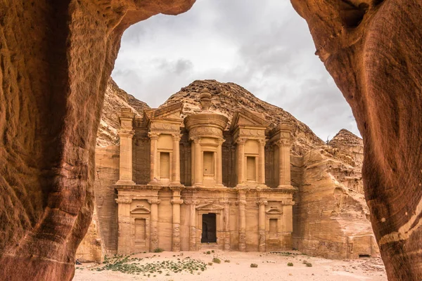 Ürdün Petra 'daki Ad Deir Mağara Manzarası