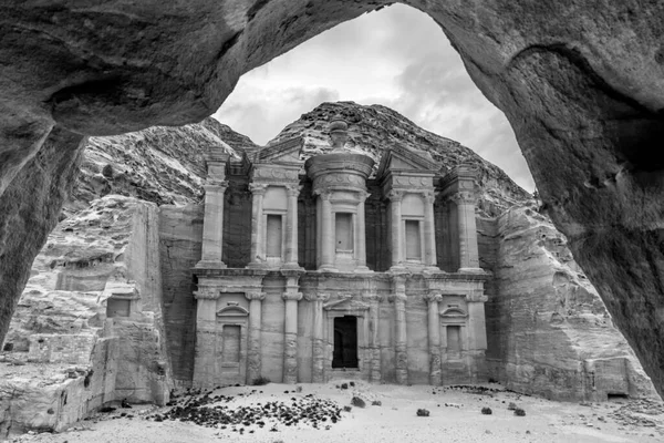 Ürdün Petra 'daki Ad Deir' in inanılmaz siyah beyaz mağara görüntüsü