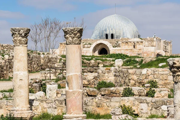Umayyad Sarayı, Amman Kalesi 'nin üstünde.
