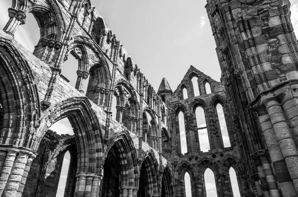 İngiltere 'de Whitby Abbey; siyah ve beyaz