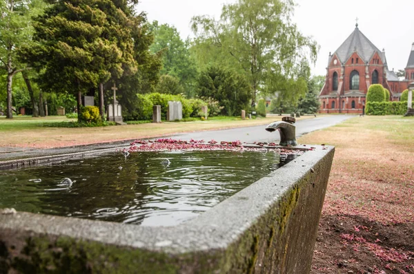 Hanover, Almanya 'daki mezarlıkta su musluğu