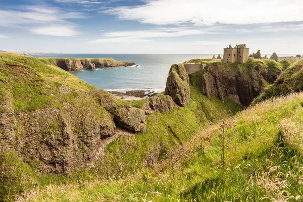 İskoçya, Stonehaven 'daki Dunnottar Şatosu' ndaki Ravine.