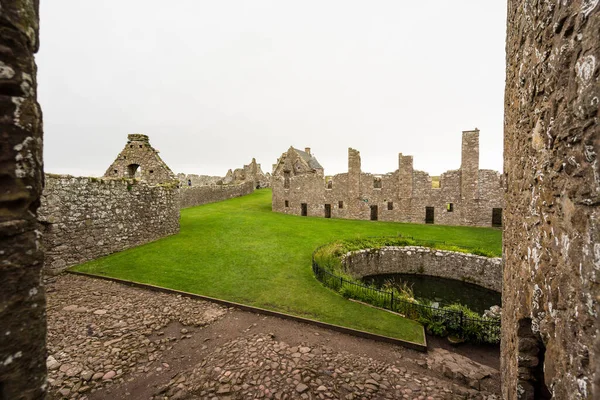 Stonehaven, İskoçya 'daki Dunnottar Kalesi' nin avlusunda.