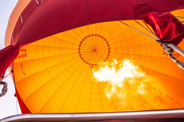 Otevřený Plamen Uvnitř Oranžového Červeného Horkovzdušného Balónu Nad Moroccem Spalování — Stock fotografie