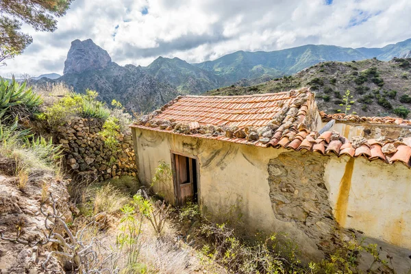 La Gomera 'da terk edilmiş bir ev güzel dağ sıralarında yürüyüş yaparken keşfedildi. Kanarya adalarında yıpranmış, çürümüş ve izole edilmiş hasarlı ve ürkütücü bir bina..
