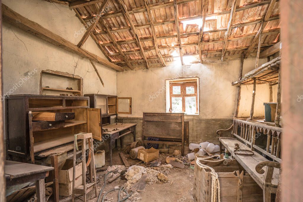 casa sucia abandonada con tejas rotas y vigas de madera en La Gomera