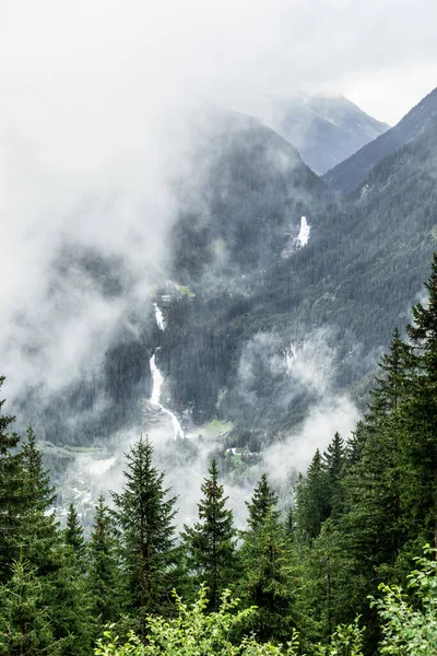 Odległy Widok Wodospady Krimml Między Drzewami Pochmurny Mglisty Dzień Austrii — Zdjęcie stockowe