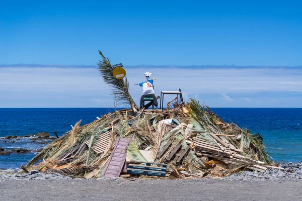 La Gomera sahilinde solmuş palmiye yaprakları ve eski paletlerden oluşan çöpler topladı.