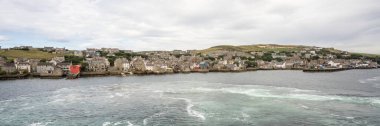 Orkney, İskoçya, Uk 'taki tarihi Stromness köyünün panoraması. Bu balıkçı kasabasının deniz manzarası ve Hoy Sound 'da bir liman.