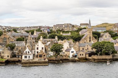 Orkney 'deki tarihi Stromness köyü, İskoçya, Uk. Hoy Sound 'daki balıkçı kasabasının deniz manzarası 