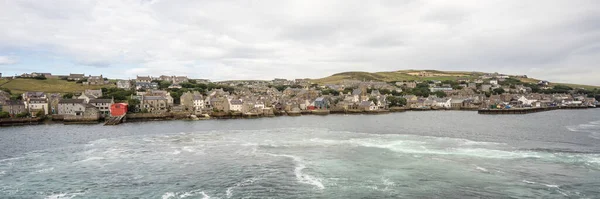 Orkney, İskoçya, Uk 'taki tarihi Stromness köyünün panoraması. Bu balıkçı kasabasının deniz manzarası ve Hoy Sound 'da bir liman.