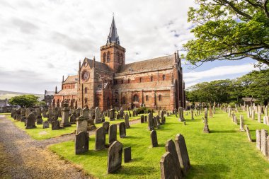 St Magnus Katedrali ve İskoçya 'nın Orkney Adaları' ndaki Kirkwall 'daki Gotik Mezarlığı. Kutsal kırmızı kumtaşı mimarisi İskoçya kilisesinin bir parçasıdır.