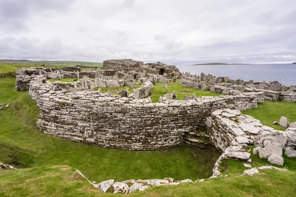 Atlantik Okyanusu manzaralı Kelt prehistorik taş mimarisi Aikerness Körfezi, Orkney Adaları, İskoçya 'da Gurness Broch' unda
