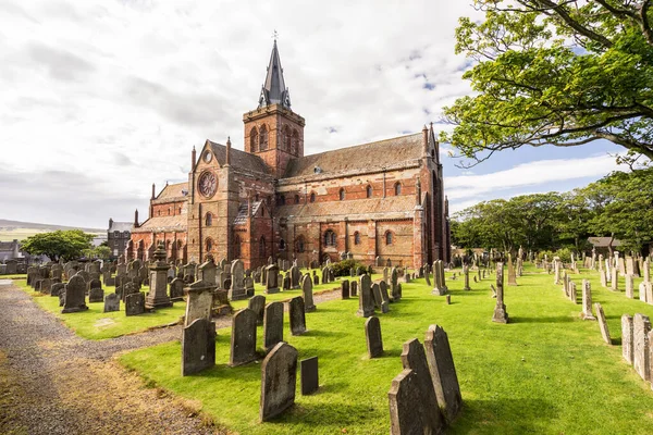 St Magnus Katedrali ve İskoçya 'nın Orkney Adaları' ndaki Kirkwall 'daki Gotik Mezarlığı. Kutsal kırmızı kumtaşı mimarisi İskoçya kilisesinin bir parçasıdır.