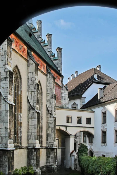 Paysage Ville Européenne Avec Des Maisons Une Église Colorées Schwaz — Photo