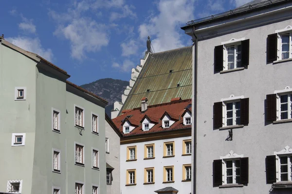 Stedelijk Europees Landschap Met Gekleurde Huizen Kerk Zaal Tirol Oostenrijk — Stockfoto
