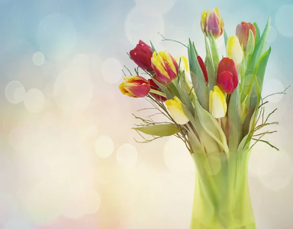 Красивая Открытка Красными Желтыми Тюльпанами Красочном Фоне — стоковое фото