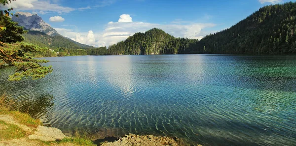 Güneşli bir günde Panarama Gölü. Hintersteiner See, Avusturya 'nın başkenti Scheffau' da yer alan bir dağ gölüdür.
