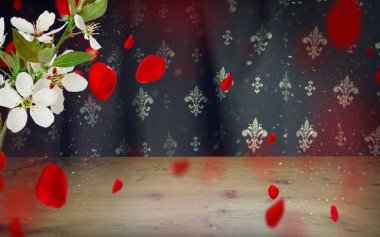 Düğüne kiraz çiçekleri ve gül yapraklarıyla romantik bir kart.