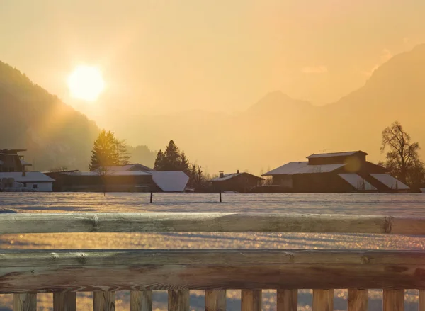 Prachtig Dorpspanorama Met Bergen Bos Winterdag — Stockfoto