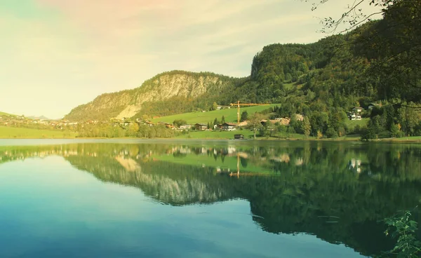 여름철의 모습을 반영하는 아름다운 호수의 — 스톡 사진