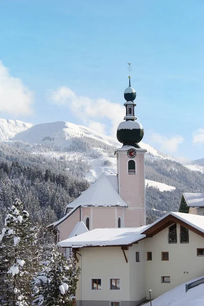 Winter Dorpsgezicht Met Huizen Kerk Midden Van Sneeuw Berg — Stockfoto