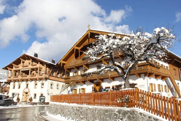 Geleneksel Avusturyalı mimarisi. Köyde kış sokağı güneşli bir günde, ikinci, Avusturya