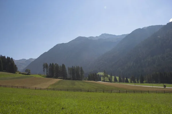 Paisaje Típico Austria Fondo Verano Fondo Con Campos Montañas Cielos —  Fotos de Stock