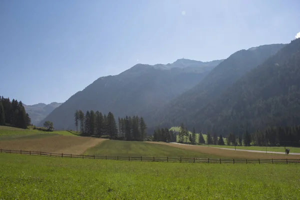 Typisk Østerike Sommerbakgrunn Bakgrunn Med Jorder Fjell Blå Himmel – stockfoto