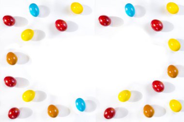 Yumurtalı güzel mutlu paskalya kartı. Beyaz arka planda sarı, mavi ve kırmızı renkli bir desen.