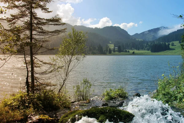 Día Soleado Lago Las Montañas Hermoso Fondo Verano —  Fotos de Stock