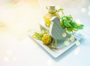 Deniz tuzu, porselen kalp ve ahşap kuşla güzel bir bahar süslemesi. Boke ile romantik arkaplan